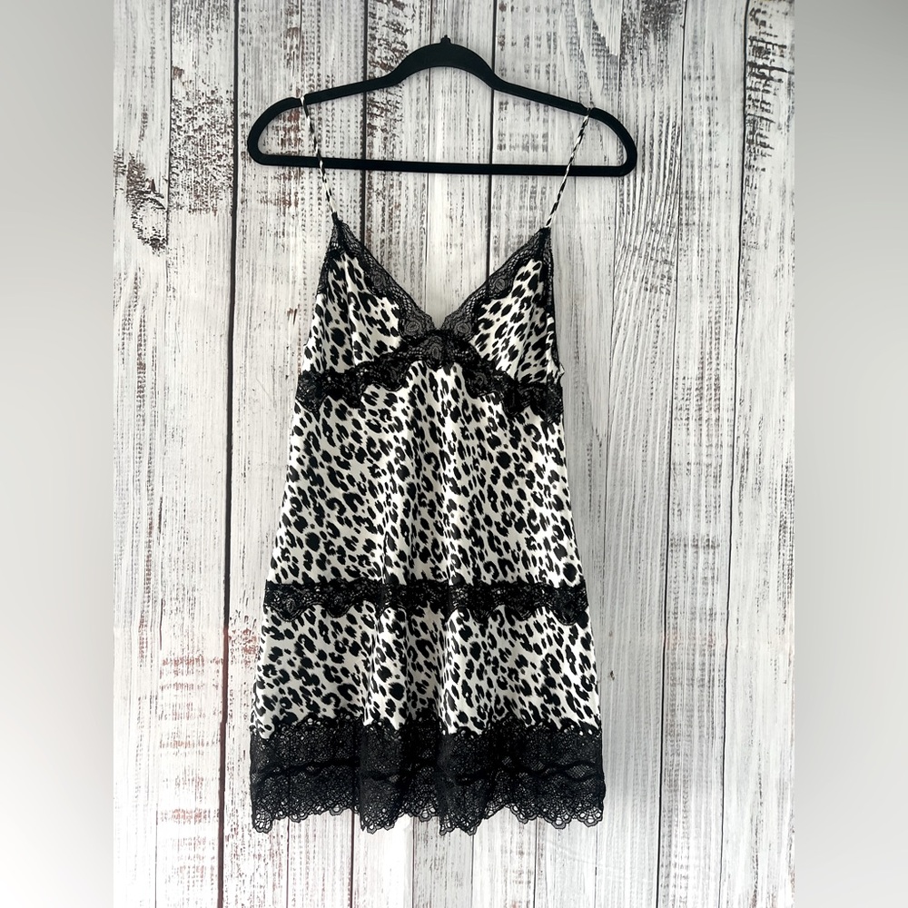 Victoria’s Secret Lacey patterned nightgown for sale - size M